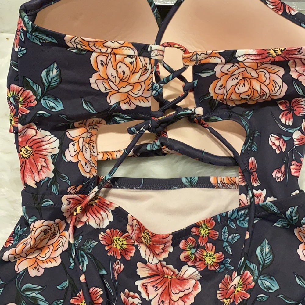 Floral bathing suit 🤍 - Picture 3 of 4